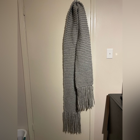 Handmade oversized grey scarf - Picture 6 of 9